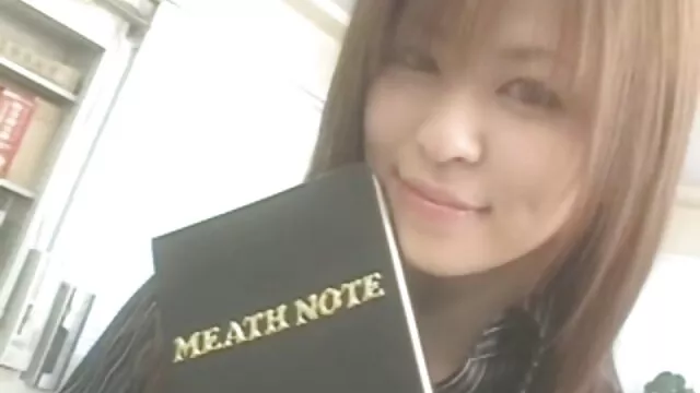 Slutty tini kurva baszik porno mobilra a régi szőke pumáját nagy vibrátorral
