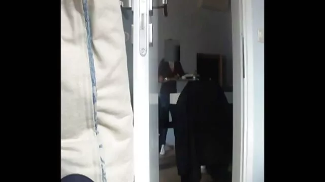 Kurva holló hajú lány ujjai szex videók ingyen a punciját a szoláriumban