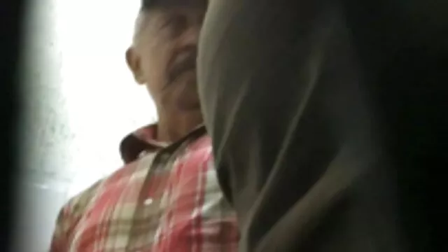Az egyetemi csaj Parist felnott filmek megbasztja Roy kutyus stílusban