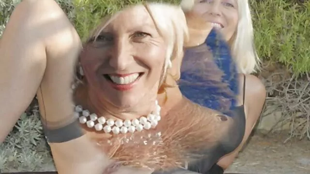 A csodálatos menyecske, Holly kinyújtja páros maszti a szeméremtestű ajkát, hogy csiklandozza képzeletét