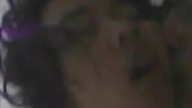 Ez a dögös csaj szereti, ha duplán szar feleség baszás a földön