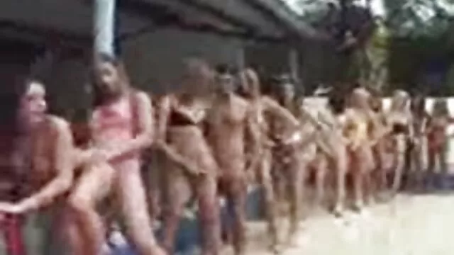 Két srác négyesben sex videok ingyen dugja meg Jessyca Wilsont és a dögös barátnőjét