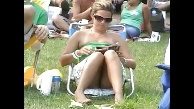 Amatőr barátnő karácsonyi porno lenyeli barátja farkát egy rejtett kamera előtt