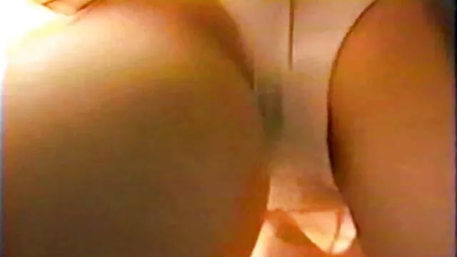 A pajkos nővér harisnyában és egyenruhában Ariel videó pornó Anderssen sztriptízt mutat