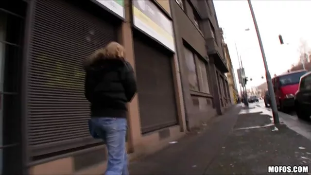 A teso sex barna kurva, Britney Stevens őrülten szívja szeretője farkát