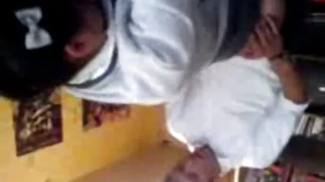 Saucy barna eretszex ázsiai tini ad fejet és lesz szar az autóban