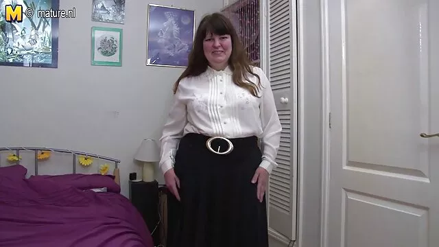 Brutális stud kemény, nagy kakassal tetszik a telhetetlen szexi MILF erotikus film online különféle stílusokban