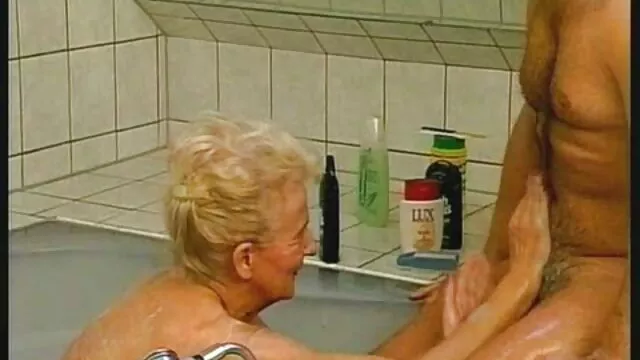 Az idősebb srácot egy szép lábmunkával ugratják, amit lábszárú barna végez tág punci