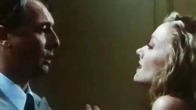 Teli mellű, dögös erotikus szex videok szőke fejű csajt két kakas fúrja meg