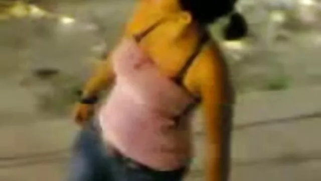 A szexi amatör szex szőke kurva Angela Attison sztriptízzel és szopást ad