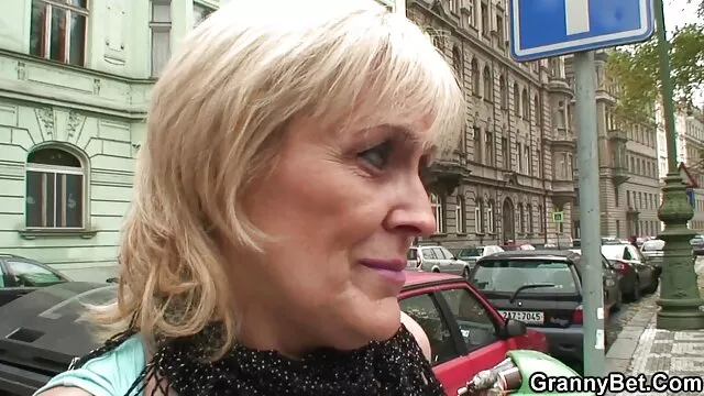 A nagyi sex video zsákmányszerző szőke Maliát a kanapé közelében verik fel