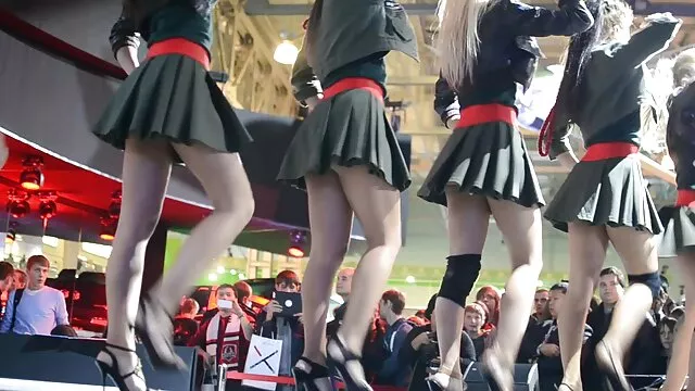 A jóképű srác szereti sexfilmek ingyen megkóstolni a szexi tranny Isabella lédús ízét