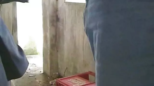 Csizmás, teljes pornó filmek csábító barna két éhes srácnak örül