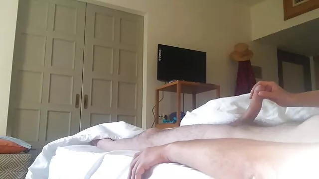 Tetovált szőke csaj visszafogottan meggyötört swingerszex BDSM klipben