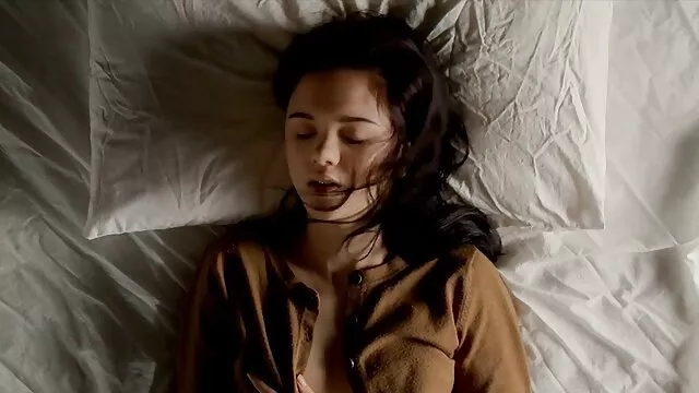 Camryn Cross Lily LaBeau nem törődik azzal, hogy meztelenül szőke punci pózol és maszturbál