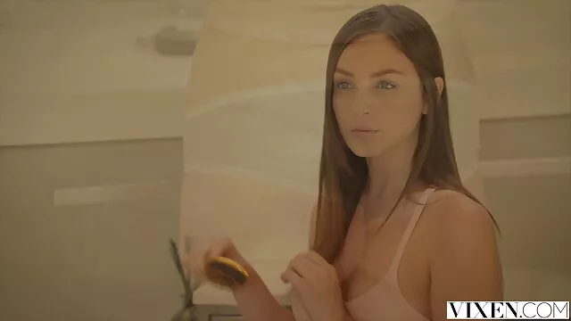 A nagy mellű, buja bimbó részt vesz a dögös BDSM-menetben családi szex