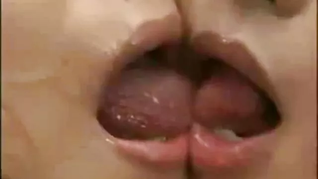Asa Akira női porno film ingyen vásárlóként veszi Angelinát Nuru masszázsra