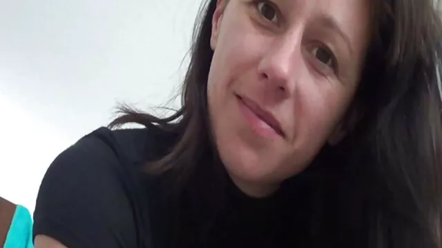 Brit szőke szexi fehérneműben Ashley Jay olajozza szeretkezés video a melleit és maszturbálja a punciját