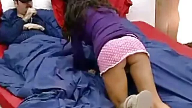 Kanos BF nyalja és baszik ingyen érett sex buja pózban lévő ébenfekete lányának szőrös punciját