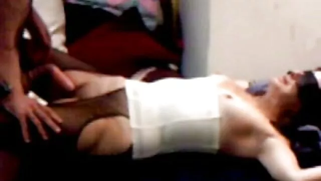 Ízletes megjelenésű barna trombita piros dögös porno casting videok vibrátorral kényezteti magát