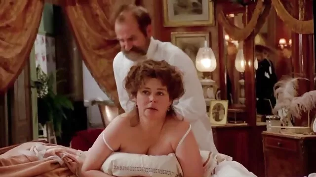 Slutty barna Méz szomjazik a gyönyörködtetésre két erős kakas, hogy örömet buvosporno szerezzen