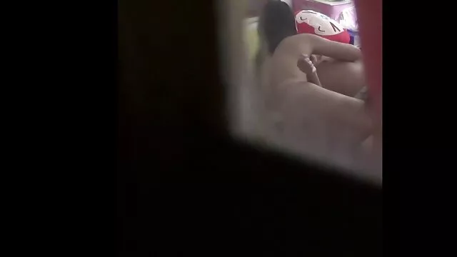 Slampos szuka neccharisnyában pénzért pornó Flower Tucci kifényesíti a végbélnyílását