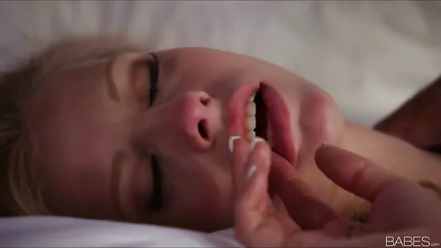 A gáspár bea sex melles, szőke csajszi, Dora Venter fekete szerszámot biztosít prefektus lábmunkával