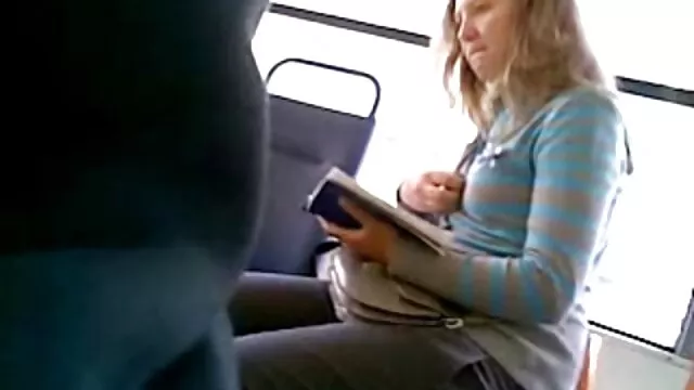 Whitney Wright nem magyarul beszélő pornó bánja, ha megszívja mostohatestvére nagy farkát