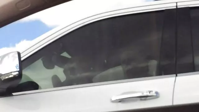 A pimasz bimbó Carmen Wheeler egy amatőr baszás hatalmas fekete férfi farkát fújja