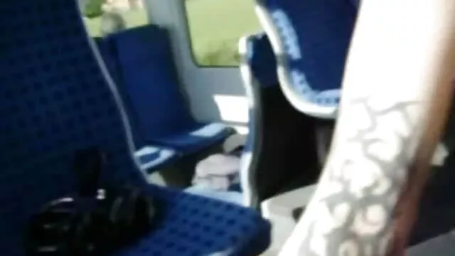 Csúnya barna szopással látja el leszbiporno a farkat, és arra vágyik, hogy kutyuskodjanak