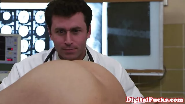 A fekete hajú szexi csajszi Danica Dillon szereti a párás szólót a pornó öreg webkamerán