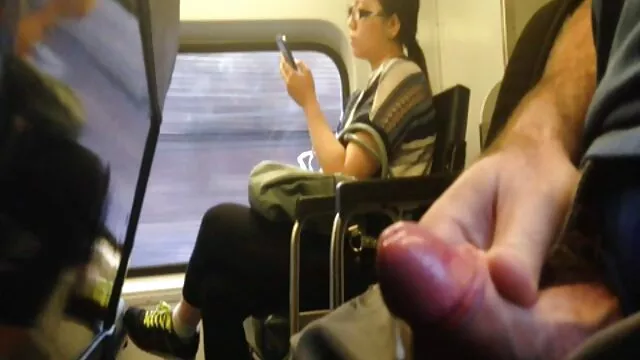 Dögös holló hajú csavargó kovi filmek szőrös vaginával két perverz macsót kedvel