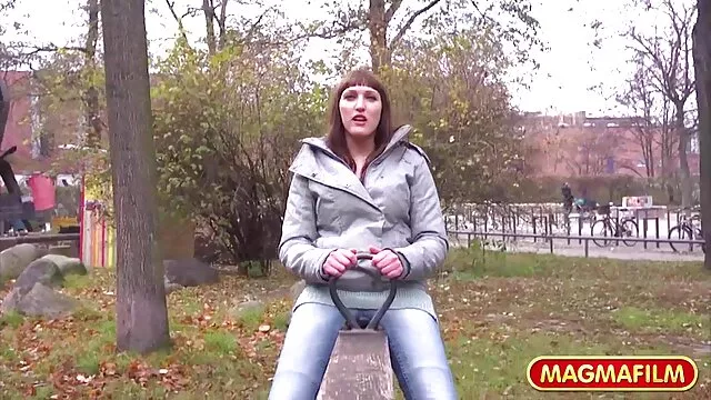 Blake Rose minden stílust beleélvez megbasz a rúd közelében