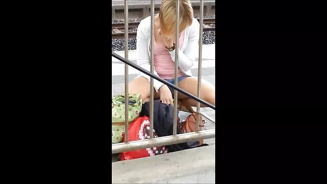 Blondie Bella sztriptízt mutat, és szex filmek videa porszívóval szeretkezik