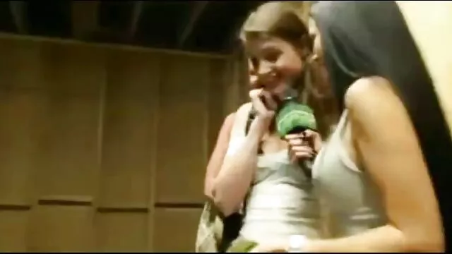 Az igazi sármőr Anita B szexi barátnőjének tetszetős, busz szex édes kinézetű puncija