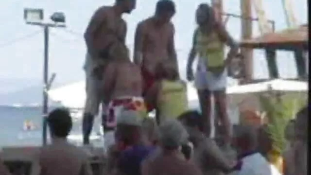 Busty, jól festett blondie buzgón érettszex maszturbál a fürdőszobában