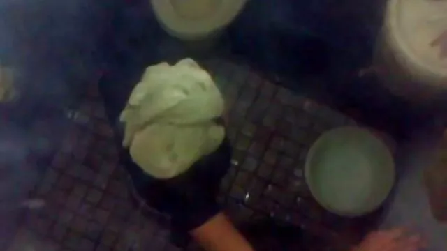 Nagy cicik barna csábítónő mozgatja a seggét elvezesek fel és le ül a haver farkán