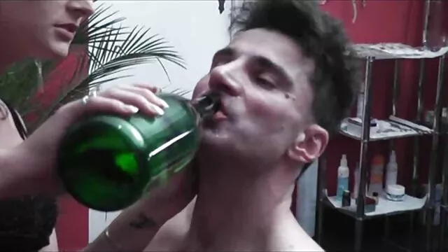 Haver szopja családi sexfilmek a Vanilla Deville finom melleit, és megeszi az irodában